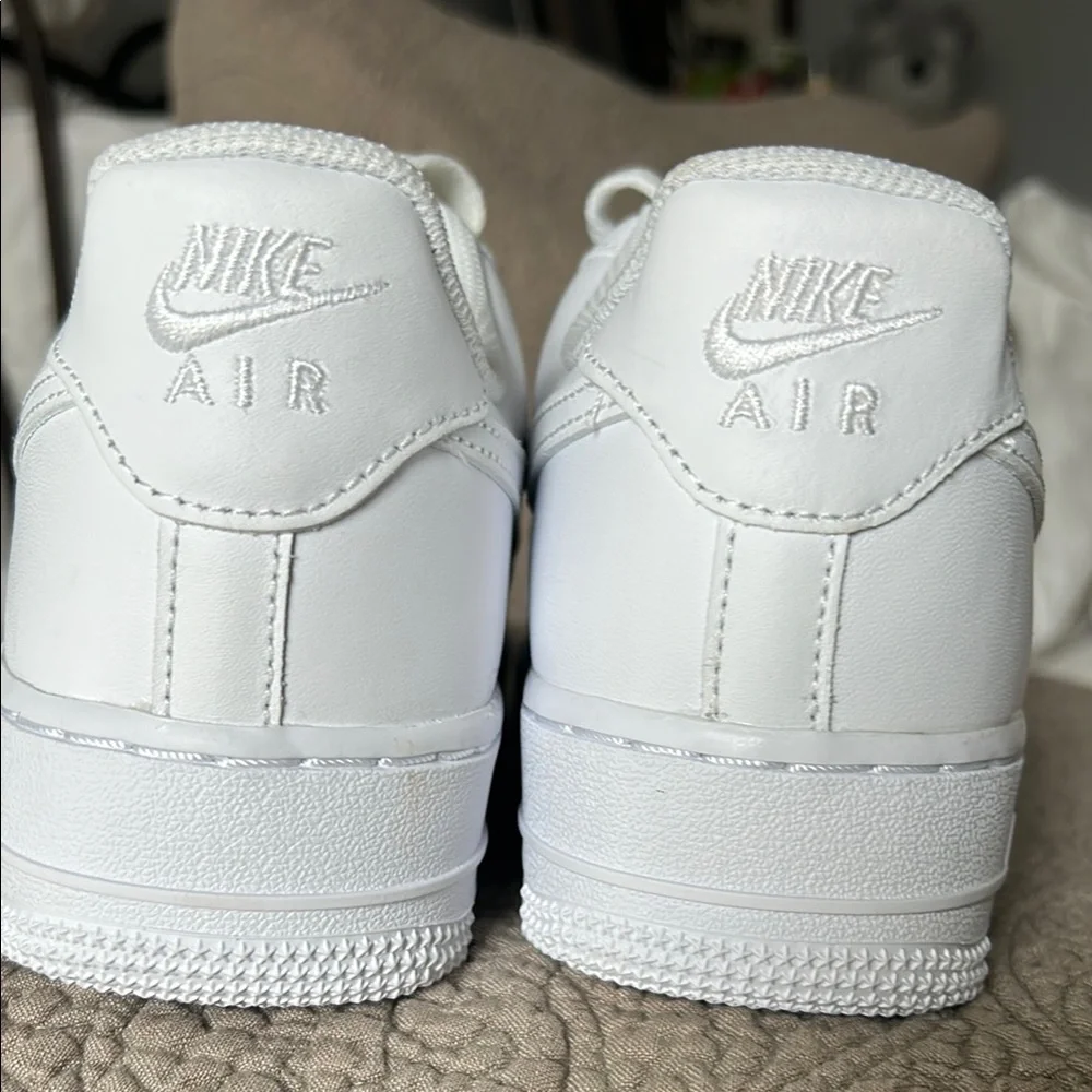 NEW NIKE AIR FORCE 1 Sneakers in White Size US 8 EUR 39 - Picture 3 of 14